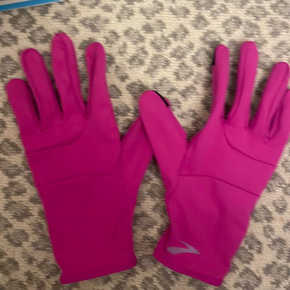 Brooks pink running gloves